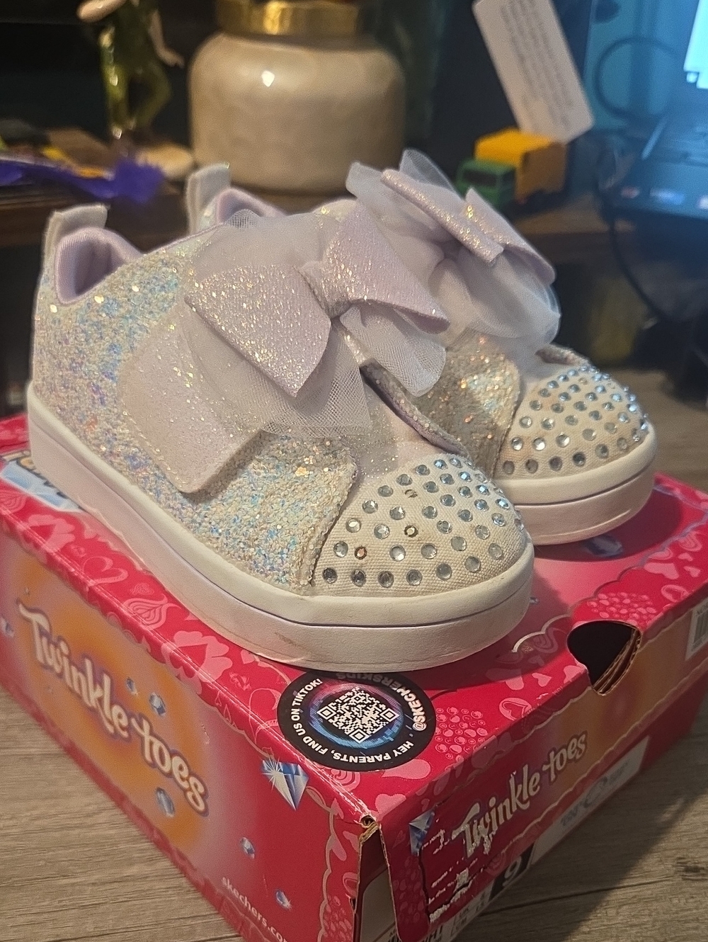 Skechers Girls' Sparkle Bow Sneakers - White with Iridescent Glitter
